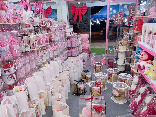 Cần sang gấp shop phụ kiện quà tặng  bao gồm tất cả hàng 6395531