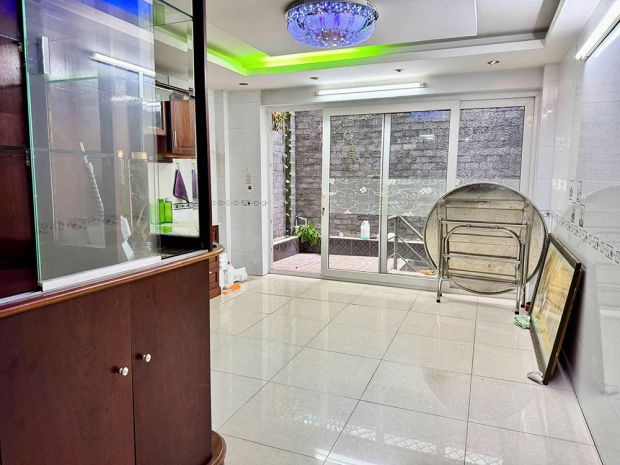 Cho thuê nhà mặt tiền 1 hầm 4 tầng lầu, ngay công viên 6405416