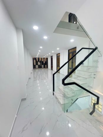 Cho thuê nhà nguyên căn mới 100  mặt tiền cmt8, quận 3 6459906