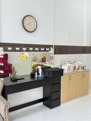Chính chủ cần sang nhượng quán nail- mi - gội trung tâm chợ 6480458