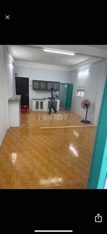 Bán nhà mặt tiền 7 hộ ở - nhà tập thể bán tầng 4 + sân 6483726