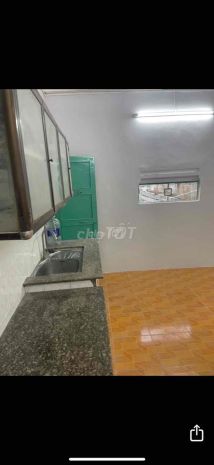 Bán nhà mặt tiền 7 hộ ở - nhà tập thể bán tầng 4 + sân 6483728