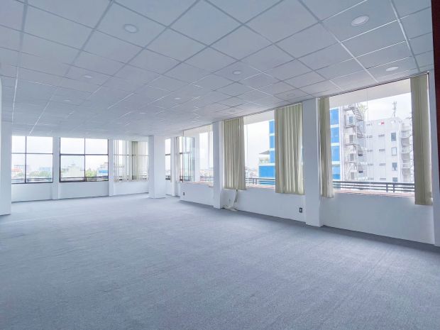 Cho thuê văn phòng sàn 126m2 view kính, cửa sồ khu sân bay 6526060