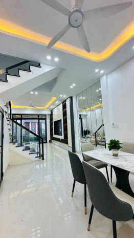 Bán nhà 3 tầng mới xây  ô tô đỗ cửa  gần chung cư hoàng 6540963