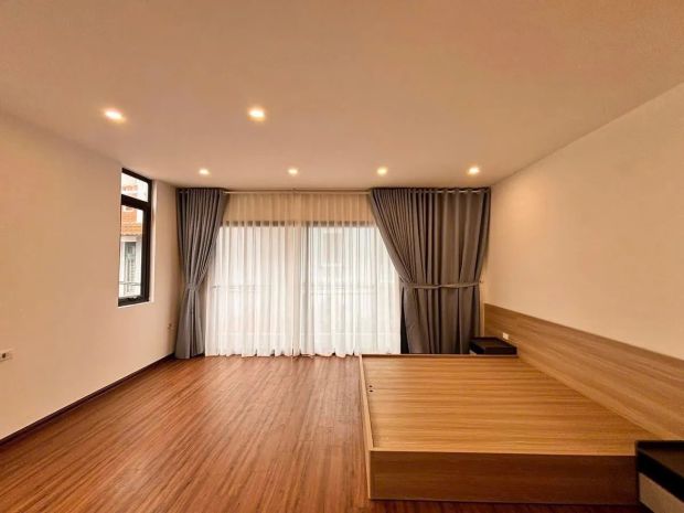 Trung tâm phường việt hưng xây mới 40m2 5t, ô tô đỗ cổng, 6590545