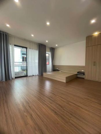 Trung tâm phường việt hưng xây mới 40m2 5t, ô tô đỗ cổng, 6590546