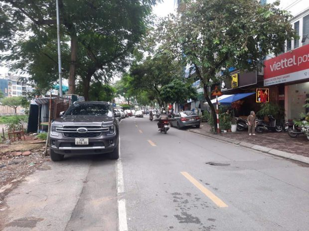 Mặt phố nguyễn đình hoàn - kinh doanh tấp nập - vỉa hè 6592110