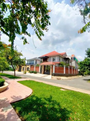 Bán gấp biệt thự gỗ q8 , 860m2 , ngang 30m
gồm hầm, lửng, 2 6648265