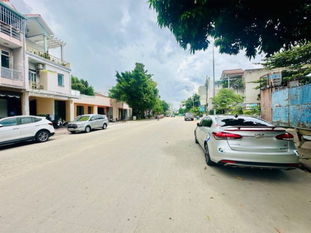 Bán nhà 3 tầng trung tâm dĩ an,đường 23m,gần vincom dĩ 6655576