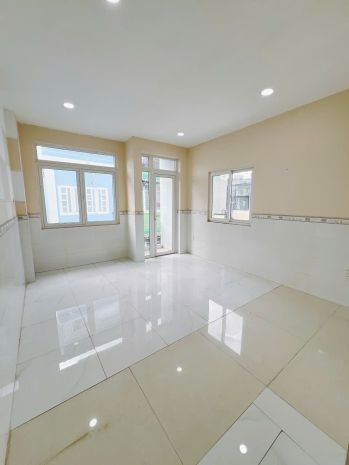 Sát mặt tiền có 50 m
xe hơi q4 
ngang 4.3 x 14 - 4 tấm 6706665