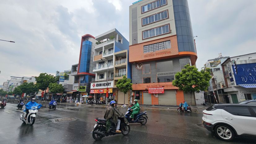 Cho thuê tòa nhà góc 2 mặt tiền 661 lũy bán bích, p. phú 6720747