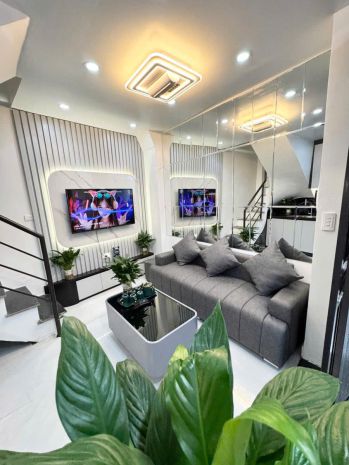 Nhà mặt phố kd sầm uất,
       thoáng trước sau, oto đỗ 6724600