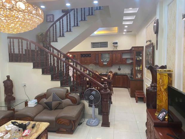 Bán nhà 4 tầng  68m2, ô tô đõ cửa ngô gia tự, long biên 6733832