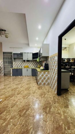 Bán biệt thự sân vườn 331 m2, 3 lầu , 8 pn , 
phong phú , 6734919