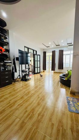 Bán biệt thự sân vườn 331 m2, 3 lầu , 8 pn , 
phong phú , 6734920