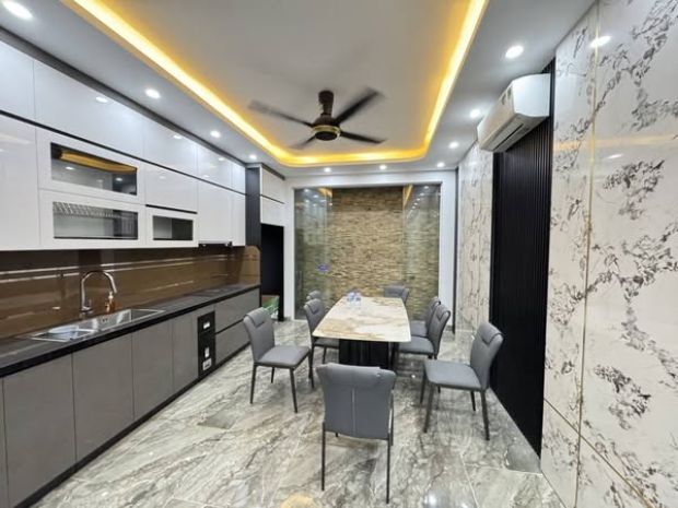 Nhà mới, nội thất đẹp : 6 tầng thang máy ô tô vào nhà -  lê 6736582