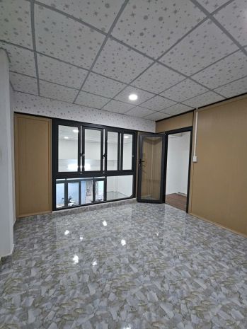 Sát mặt tiền  trung tâm q4 
ngang 4.6 dài 12 
có 5 tỷ 6736834