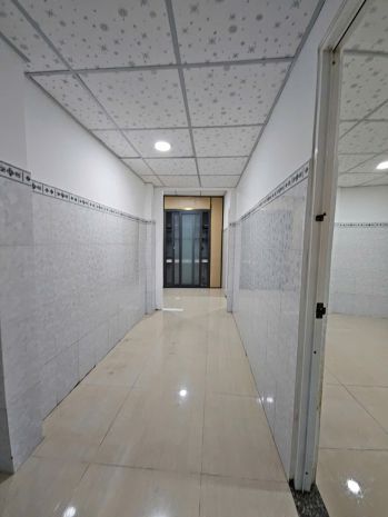 Sát mặt tiền  trung tâm q4 
ngang 4.6 dài 12 
có 5 tỷ 6736835