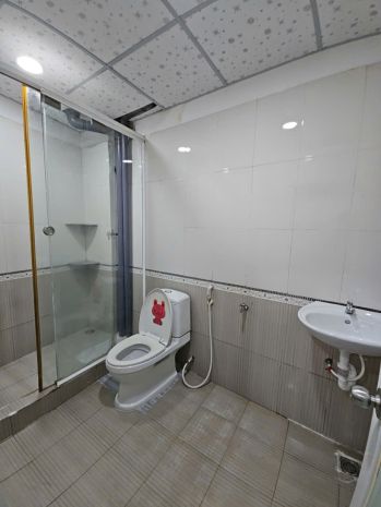 Sát mặt tiền  trung tâm q4 
ngang 4.6 dài 12 
có 5 tỷ 6736836