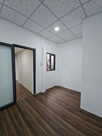 Sát mặt tiền  trung tâm q4 
ngang 4.6 dài 12 
có 5 tỷ 6736837