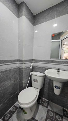 Sát mặt tiền hẻm ngang 4m 
trung tâm q4 
diện tích sd 42 6749657