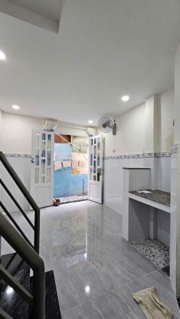 Sát mặt tiền hẻm ngang 4m 
trung tâm q4 
diện tích sd 42 6749659