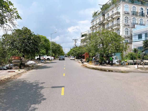 Bán nhà mặt tiền , lô gốc ,phạm hùng nối dài 
300 m2 ,ngang 6753371