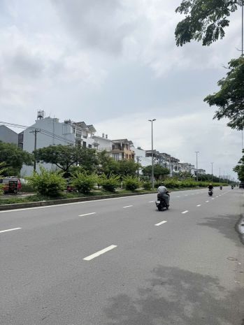 Bán nhà mặt tiền , lô gốc ,phạm hùng nối dài 
300 m2 ,ngang 6753372