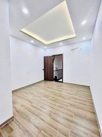 18 triệu: thuê nguyên căn mới xây quận 4- mặt tiền đường 6762288