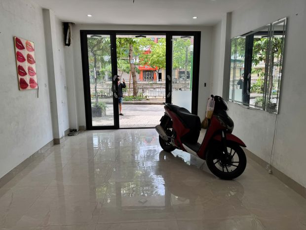 Chính chủ cho thuê tầng 1 hoàng mai mặt đường bờ sông sét 6793201