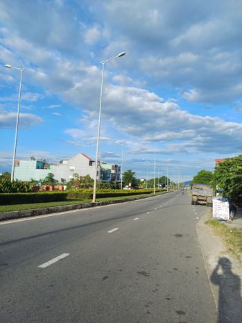 Già sập hầm cho lô đất 100m2, đường 33m, giao thương giữa 6797034