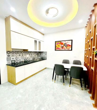 Cho thuê căn hộ tập thể tầng 1 giải phóng 90m2, 3 ngủ, 2 vệ 6800633