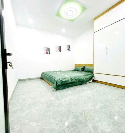 Cho thuê căn hộ tập thể tầng 1 giải phóng 90m2, 3 ngủ, 2 vệ 6800635