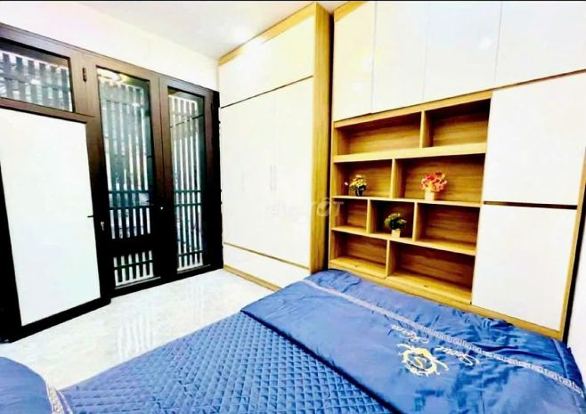 Cho thuê căn hộ tập thể tầng 1 giải phóng 90m2, 3 ngủ, 2 vệ 6800636