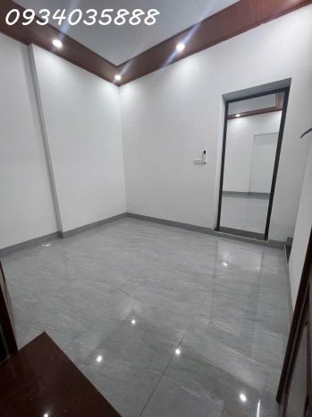 Bán nhà tập thể tầng 1  phố nguyễn văn cừ  long biên 6804290