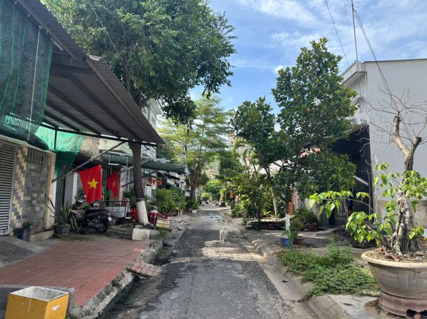 Bán lô đất tái định cư hòn rớ 1
cách cầu bình tân 350m. lh 6805805