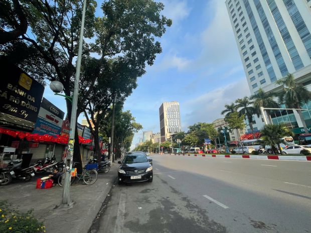 Nhà mới 5 tầng trần cung gần ngã tư hoàng quốc việt lô góc, 6814769