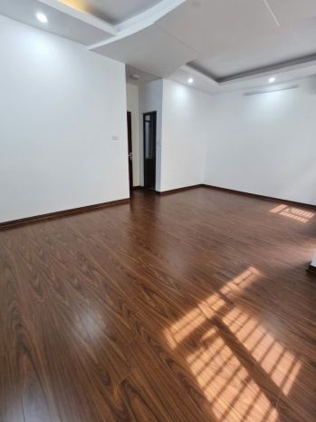 Nhà mới 5 tầng trần cung gần ngã tư hoàng quốc việt lô góc, 6814772