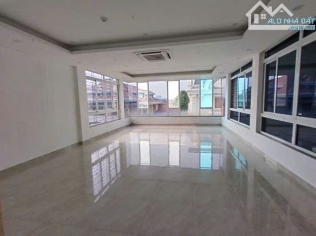 Cho thuê nhà mặt ngõ phố việt hưng  gần công viên lệ mật 6821131