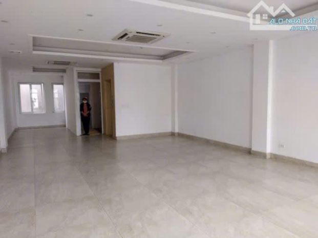 Cho thuê nhà mặt ngõ phố việt hưng  gần công viên lệ mật 6821132