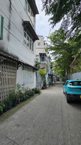 Cách mặt tiền xe hơi 
10 m q4
có 3 tỷ 6824000