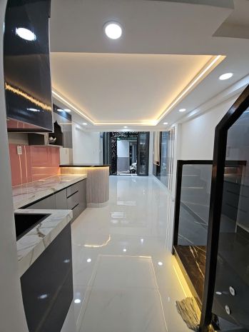 Nhà mới sát mặt tiền q4  
ngang 3 dài 10 4t 
có 4 tỏi q4 6850320