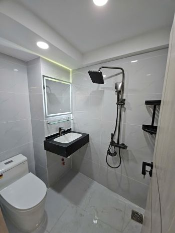 Nhà mới sát mặt tiền q4  
ngang 3 dài 10 4t 
có 4 tỏi q4 6850321