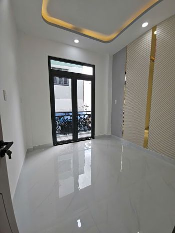 Nhà mới sát mặt tiền q4  
ngang 3 dài 10 4t 
có 4 tỏi q4 6850323