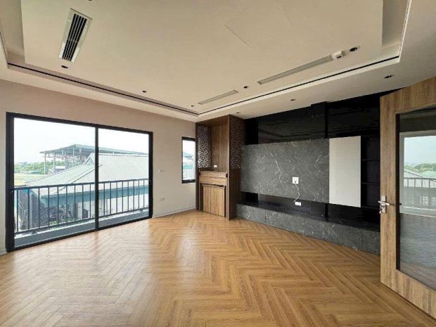 Nhà đẹp long biên  lô góc 3 mặt thoáng  thang máy  6 6855292
