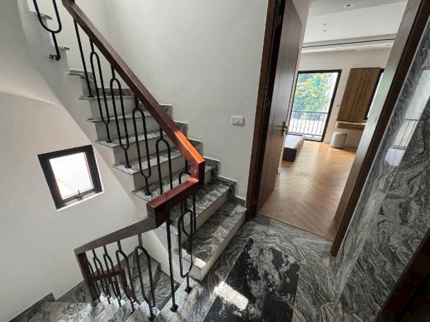 Nhà đẹp long biên  lô góc 3 mặt thoáng  thang máy  6 6855293
