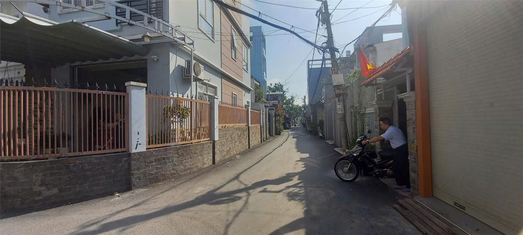 Biệt thự cũ 297m2, gò vấp, hẻm to xe hơi vào tận sân, 2 6869468