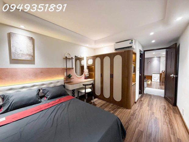 Xe hơi đỗ trước cổng  nhà đẹp nở hậu  khu cao tầng 6879732
