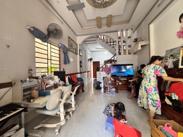 Bán nhà 2 tầng dĩ an,shr đường xe hơi,gần nhà thi đấu dĩ 6879990