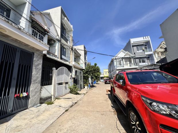 Bán nhà 2 tầng dĩ an,shr đường xe hơi,gần nhà thi đấu dĩ 6879992